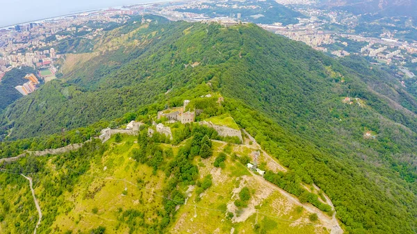 Génova, Italia. Forte Sperone es un punto clave de las fortificaciones genovesas del siglo XIX y se encuentra en la cima de la Mura Nuove. Vista de Génova, Vista aérea —  Fotos de Stock