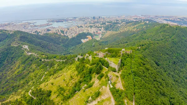 Genua, Italien. forte sperone ist ein zentraler Punkt der genuesischen Befestigungsanlagen des 19. Jahrhunderts und befindet sich auf der Spitze der mura nuove. Blick auf Genua, Luftaufnahme — Stockfoto