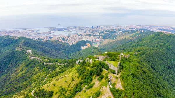 Γένοβα, Ιταλία. Το Forte Sperone είναι ένα βασικό σημείο των Γενουατών οχυρώσεων του 19ου αιώνα και βρίσκεται στην κορυφή του Mura Nuove. Άποψη της Γένοβας, Αεροφωτογραφία — Φωτογραφία Αρχείου