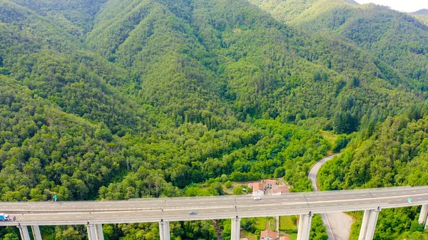 Ιταλία, Επαρχία La Spezia, A12. Ευρωπαϊκή διαδρομή E80 (Διευρωπαϊκός αυτοκινητόδρομος ή TEM). Ορεινό τμήμα με γέφυρες και σήραγγες, Αεροφωτογραφία — Φωτογραφία Αρχείου