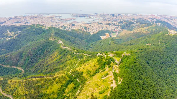 Janov, Itálie. Forte Sperone je klíčovým bodem janovských opevnění z 19. století a nachází se na vrcholu Mura Nuove. Pohled na Janov, letecký pohled — Stock fotografie