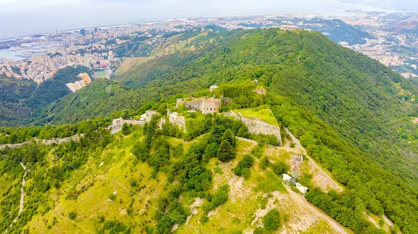 Génova, Italia. Forte Sperone es un punto clave de las fortificaciones genovesas del siglo XIX y se encuentra en la cima de la Mura Nuove. Vista de Génova, Vista aérea —  Fotos de Stock