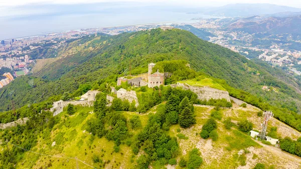 Γένοβα, Ιταλία. Το Forte Sperone είναι ένα βασικό σημείο των Γενουατών οχυρώσεων του 19ου αιώνα και βρίσκεται στην κορυφή του Mura Nuove. Άποψη της Γένοβας, Αεροφωτογραφία — Φωτογραφία Αρχείου