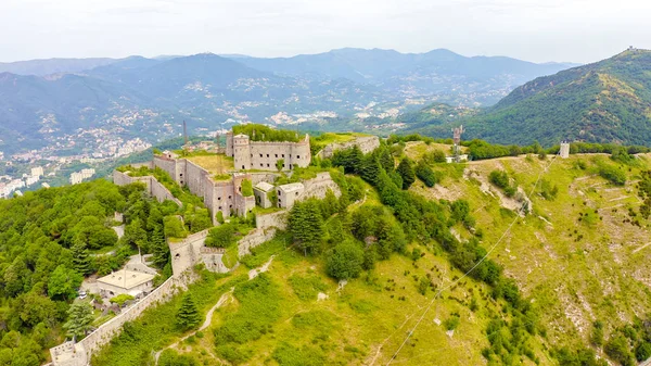 Génova, Itália. Forte Sperone é um ponto-chave das fortificações genovesas do século XIX e está localizado no topo da Mura Nuove. Vista de Génova, Vista Aérea — Fotografia de Stock
