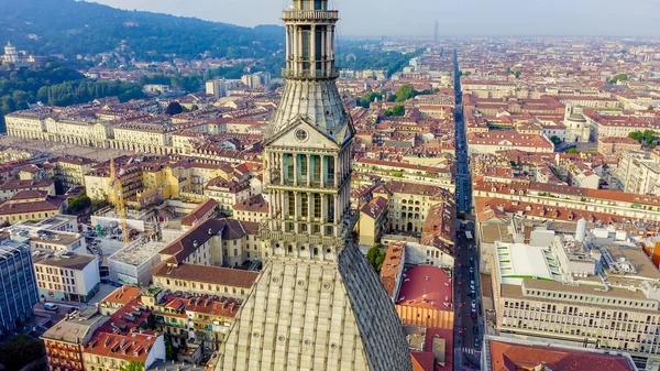 Турин, Італія. Переліт через місто. Mole Antonelliana - будівля 19-го століття з куполом висотою 121 м і шпилем, вигляд повітря. — стокове фото