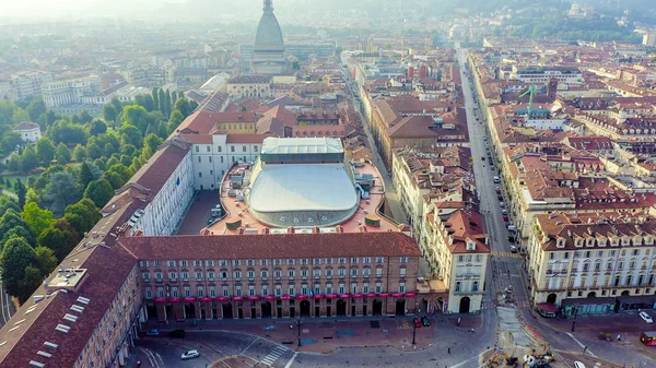 Torino, İtalya. Şehrin üzerinde uçuş. Tarihi merkez, üst görünüm. Reggio Tiyatrosu, Hava Görüntüsü — Stok fotoğraf