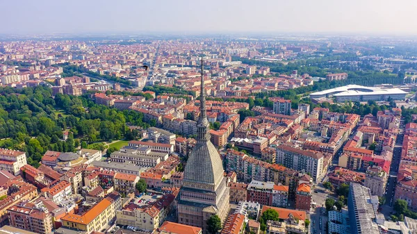 Torino, Olaszország. Repülés a város felett. Vakond Antonelliana - 19. századi épület 121 m magas kupolával és toronnyal, Aerial View — Stock Fotó