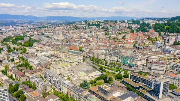 Lausanne, Zwitserland. Vlucht over het centrale deel van de stad, Luchtfoto — Stockfoto