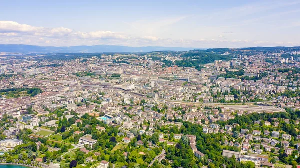 Lausanne, Zwitserland. Vlucht over het centrale deel van de stad. De kust van het Meer van Genève, Uitzicht op de lucht — Stockfoto