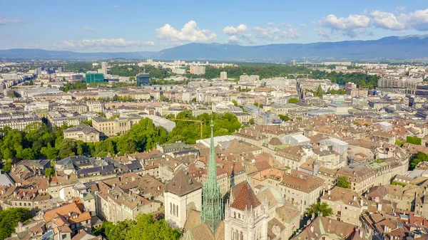 Ginebra, Suiza. Vuelo sobre la ciudad. Catedral de Ginebra, Vista aérea — Foto de Stock