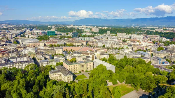 Женева, Швейцария. Полет над центральной частью города. Площадь Плен-де-Пленпале, вид с воздуха — стоковое фото
