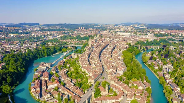 Im schweizerischen Bern. historisches Stadtzentrum, allgemeine Ansicht, aare Fluss, Luftaufnahme — Stockfoto