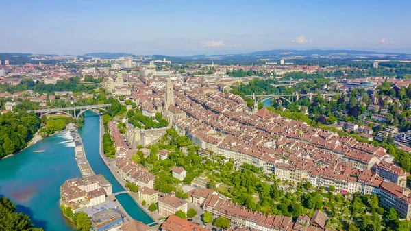Bern, Švýcarsko. Historické centrum města, obecný pohled, Jsou řeka, Letecký pohled — Stock fotografie