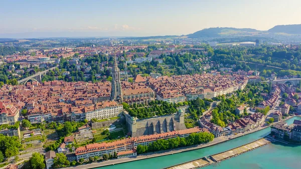 Bern, İsviçre. Tarihi şehir merkezi, genel görünüm, nehir, hava manzarası — Stok fotoğraf