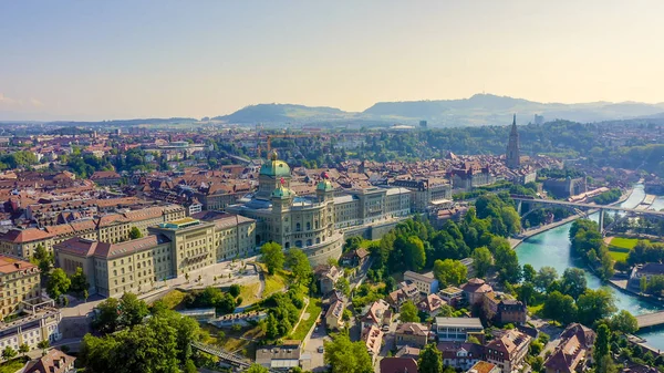 Im schweizerischen Bern. Bundespalast - Bundeshaus, historische Innenstadt, Gesamtansicht, Luftaufnahme — Stockfoto