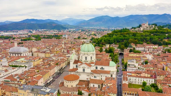 Brescia, Italia. Catedral de Santa Maria Assunta. Vuelo sobre la ciudad en clima nublado, Vista aérea — Foto de Stock