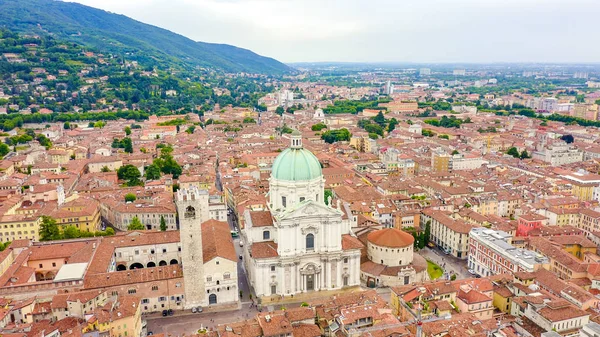 Brescia, Italia. Catedral de Santa Maria Assunta. Vuelo sobre la ciudad en clima nublado, Vista aérea — Foto de Stock