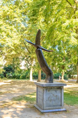 Brüksel, Belçika - 3 Temmuz 2019: Brüksel Parkı. Jean-Michel Fol