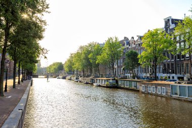 Amsterdam, Hollanda. Bir adam Sup ile meşgul (Ayağa kalk Paddle
