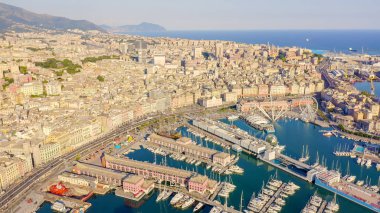 Ceneviz, İtalya. Şehrin merkezi, hava manzaralı. Limanda gemiler, Hava Görüntüsü 