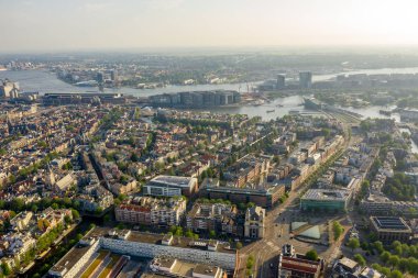Amsterdam, Hollanda. Gökyüzünden şehrin panoraması. Özet
