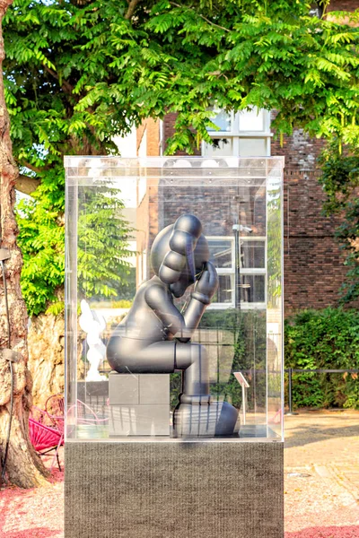 Amsterdam, Netherlands - June 30, 2019: Sculpture near the Moco — Stock Photo, Image