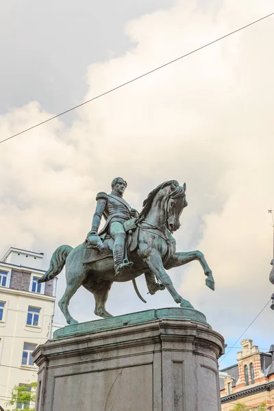 Amberes, Bélgica - 2 de julio de 2019: Estatua ecuestre de Leopoldo I — Foto de Stock