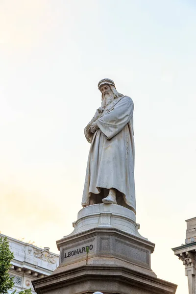 Milan, Italy - July 7, 2019: Leonardo da Vinci Statue in Della S — Stock Photo, Image