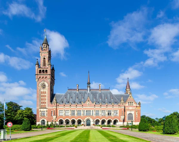 Niederlande, Den Haag - 1. Juli 2019: Friedenspalast "vredespalei — Stockfoto