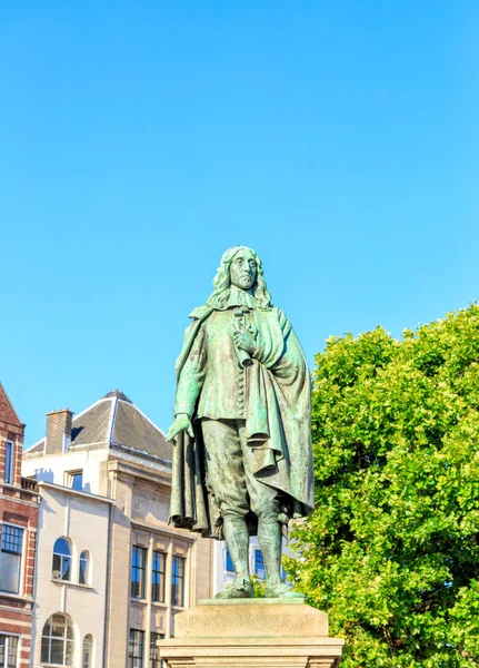 Нидерланды, Гаага - 1 июля 2019 года: Статуя Standbeeld van Joh — стоковое фото