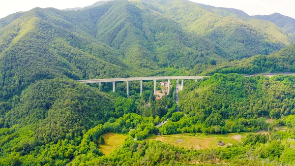 Ιταλία, Επαρχία La Spezia, A12. Ευρωπαϊκή διαδρομή E80 (Διευρωπαϊκός αυτοκινητόδρομος ή TEM). Ορεινό τμήμα με γέφυρες και σήραγγες, Αεροφωτογραφία — Φωτογραφία Αρχείου