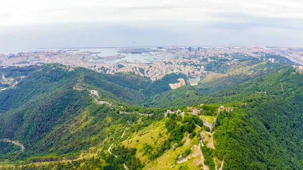 Γένοβα, Ιταλία. Το Forte Sperone είναι ένα βασικό σημείο των Γενουατών οχυρώσεων του 19ου αιώνα και βρίσκεται στην κορυφή του Mura Nuove. Άποψη της Γένοβας, Αεροφωτογραφία — Φωτογραφία Αρχείου