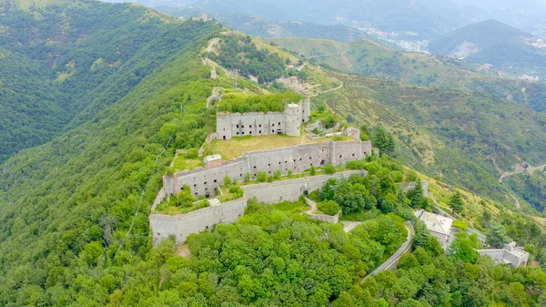 Génova, Itália. Forte Sperone é um ponto-chave das fortificações genovesas do século XIX e está localizado no topo da Mura Nuove. Vista de Génova, Vista Aérea — Fotografia de Stock