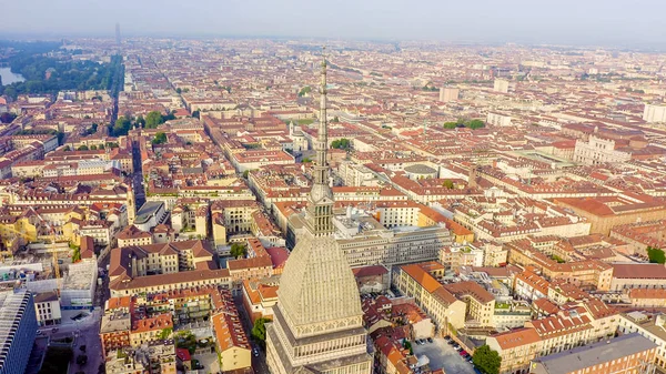 Torino, Olaszország. Repülés a város felett. Vakond Antonelliana - 19. századi épület 121 m magas kupolával és toronnyal, Aerial View — Stock Fotó