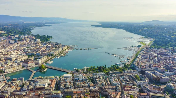 Genewa, Szwajcaria. Lot nad centralną częścią miasta. Jezioro Genewskie, widok z powietrza — Zdjęcie stockowe