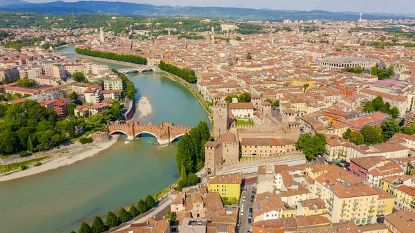 Verona, Italy. Flying over the historic city center. Castelvecchio Castello Scaligero, summer, Aerial View — Stock Photo, Image