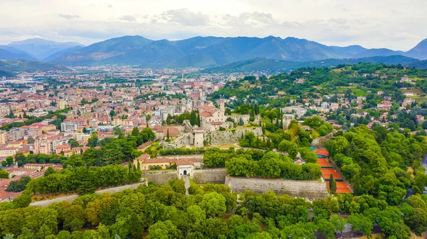 Brescia, İtalya. Castello di Brescia. Bulutlu havada şehrin üzerinden uçmak, Hava Görünümü — Stok fotoğraf