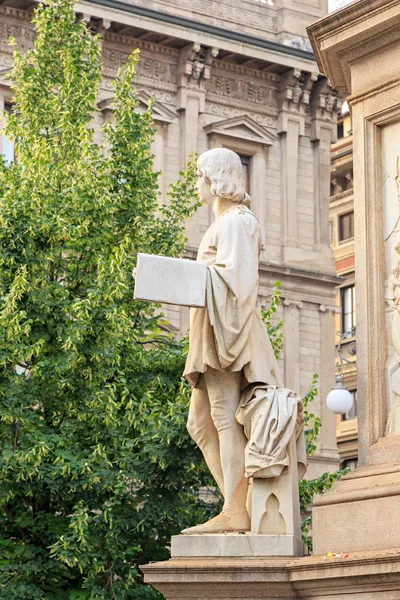 Milan, İtalya - 7 Temmuz 2019: Della S 'de Leonardo da Vinci Heykeli — Stok fotoğraf