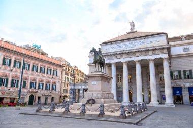 Cenova, İtalya - 11 Temmuz 2019: Garibaldi Anıtı. Carlo Tiyatrosu 