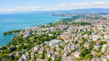 Lozan, İsviçre. Şehrin merkez kısmının üzerinde uçuş. Cenevre Gölü kıyısı, Hava Manzarası 
