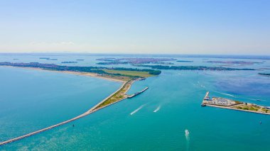 Venedik, İtalya. Venedik 'in genel manzarası ve adaları. Venedik gölü. Açık güneşli hava, Hava Görünümü 