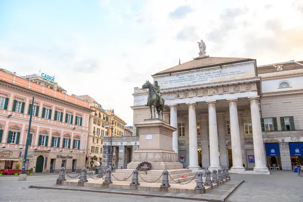 Genua, Italië - 11 juli 2019: Monument Garibaldi. Theater Carlo — Stockfoto