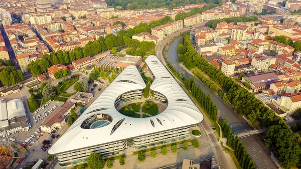 Turin, Italie - 12 juillet 2019 : Université de Turin - Campus Luigi Einaudi. Survol de la ville. vue de dessus, vue aérienne — Photo