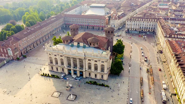 Turín, Italia. Vuelo sobre la ciudad. Centro histórico, vista superior. Palazzo Madama, Vista aérea — Foto de Stock