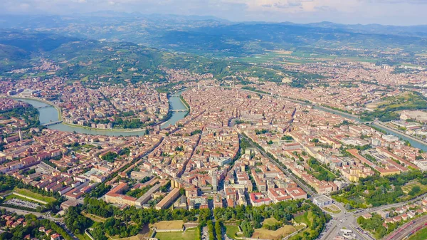 Verona, Italia. Sorvolando il centro storico della città. Tetti di case, estate, Vista aerea — Foto Stock