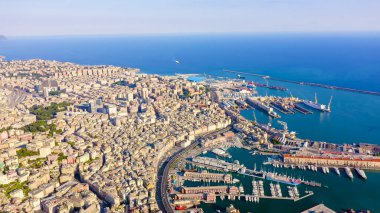 Ceneviz, İtalya. Şehrin merkezi, hava manzaralı. Limanda gemiler, Hava Görüntüsü 