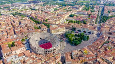 Verona, İtalya. Tarihi şehir merkezinin üzerinde uçuyor. Arena di Verona, yaz, Hava Manzarası 