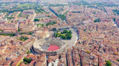 Verona, İtalya. Tarihi şehir merkezinin üzerinde uçuyor. Arena di Verona, yaz, Hava Manzarası 