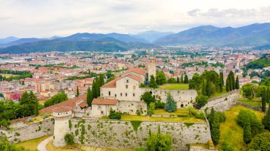 Brescia, İtalya. Castello di Brescia. Bulutlu havada şehrin üzerinden uçmak, Hava Görünümü 