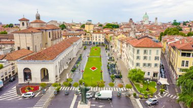 Brescia, İtalya. Arnaldo Meydanı. Bulutlu havada şehrin üzerinden uçmak, Hava Görünümü 